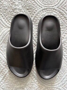 Yeezy sandals size 8 in black